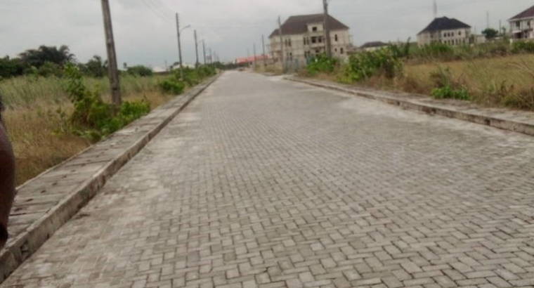 A land measuring 1,000sqm is available for sale